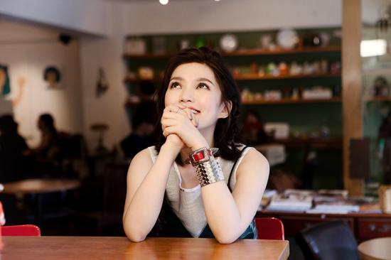 歌曲宣传照新浪娱乐讯 今日,歌手丁丁发布了自己2015全新专辑《曙光》