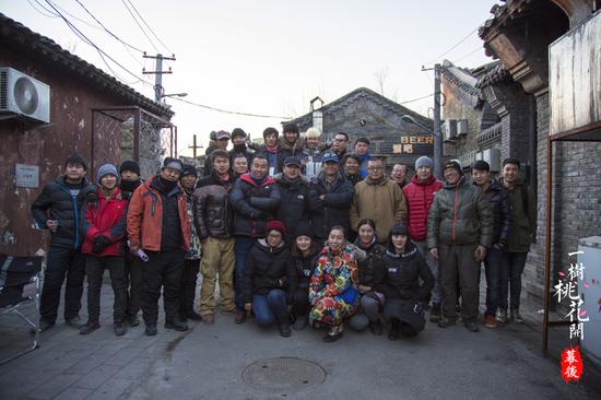 王志文与剧组成员合影留念