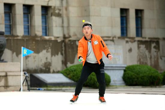 郑恺显灵活身手