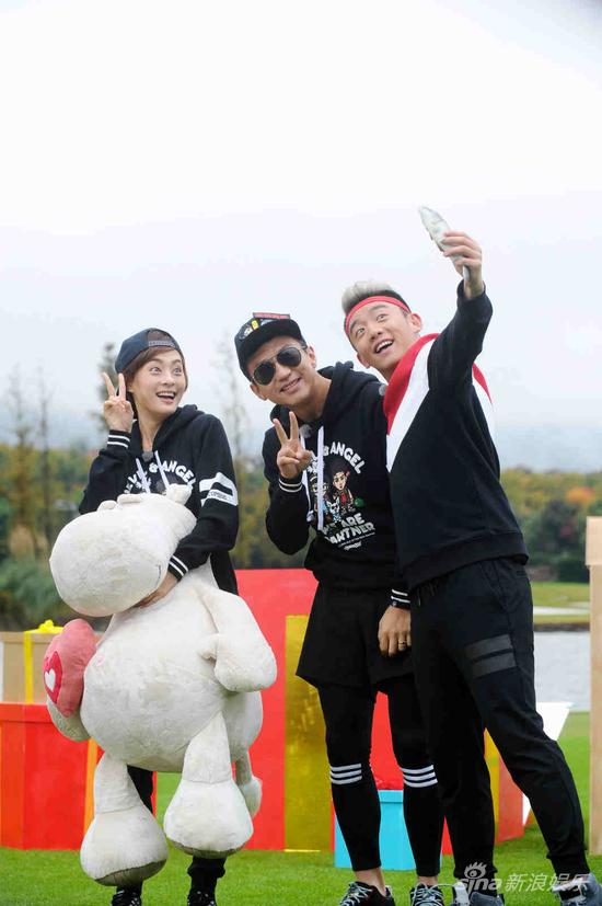 郑恺显搞怪才能