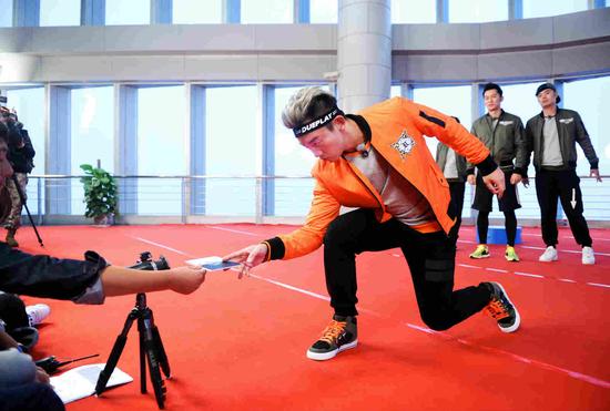 郑恺玩角色扮演变身模仿帝