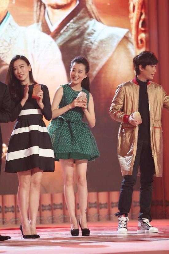 任性公主徐梵溪俏皮亮相《芈月传》庆功会