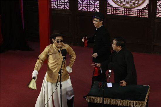 曹格阿牛和师傅表演