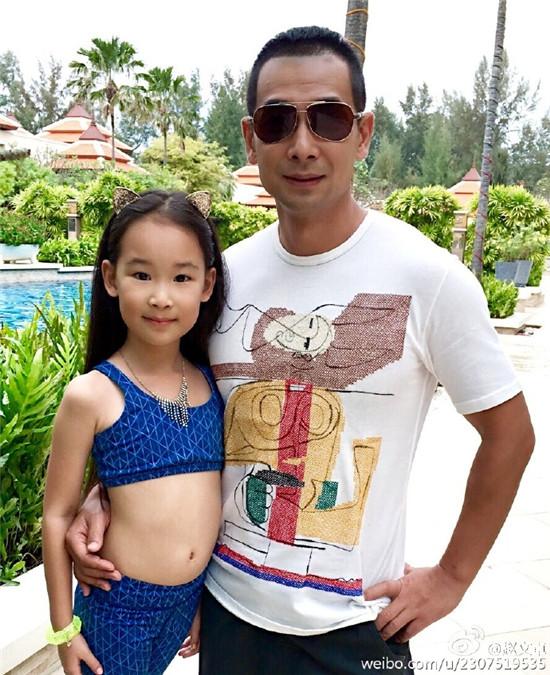 赵文卓晒全家福庆圣诞 小玫瑰甜蜜献吻