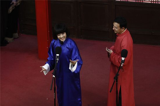 李艺彤和师傅表演相声