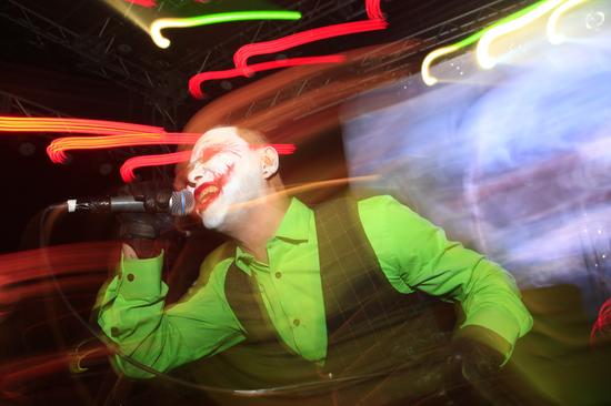 胡松带妆上场演绎邪典形象（摄影：导演老洪）