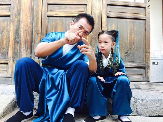 茱迪与爸爸在认真聊天