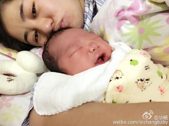 乡爱"王小蒙"当妈!毕畅与新生儿玩自拍