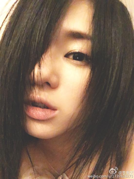 苍井空早起晒自拍问好 媚眼迷离性感迷人