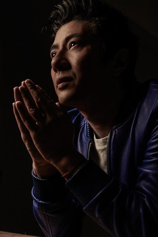 郑钧《你必须幸福》写真郑钧《你必须幸福》首发郑钧全新单曲封面