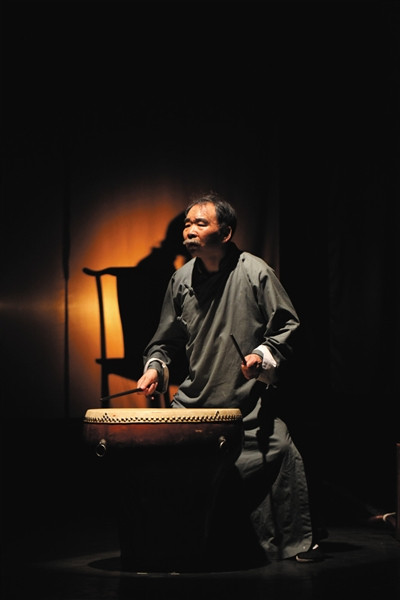 话剧舞台上的秋子扮演者，是京剧演员松岩。