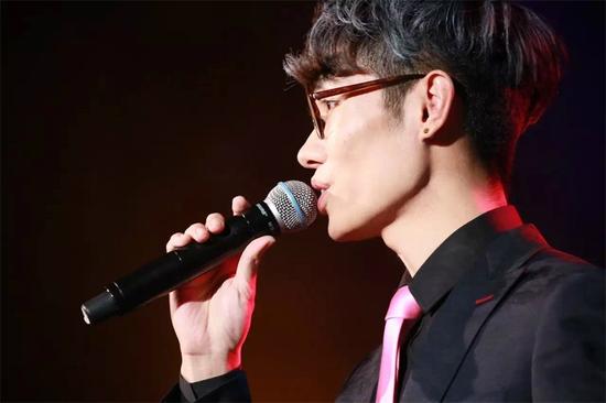 李行亮出席晚会献唱《很爱很爱的》