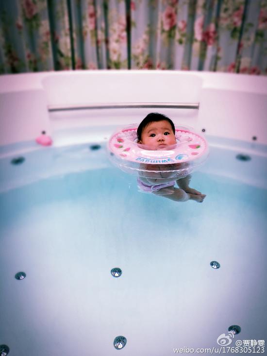 贾静雯晒女儿咘咘游泳照 水中玩耍超萌|贾静雯|女儿