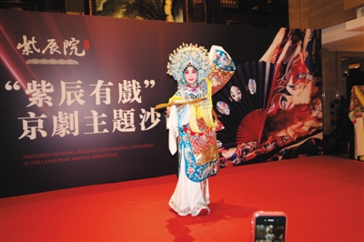 北京京剧院青年青衣演员白金带来了《贵妃醉酒》片段。