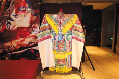 除了现场表演，北京京剧院还展出了几套京剧戏服。