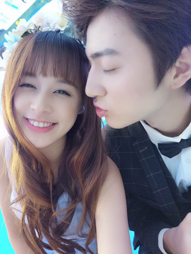 邹杨迎来24岁生日 好友文卓现场"示爱"