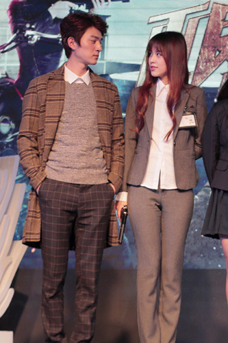 邹杨迎来24岁生日 好友文卓现场"示爱"