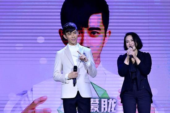 于朦胧与好友彭青