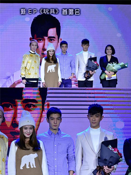 太子妃剧组登台献花