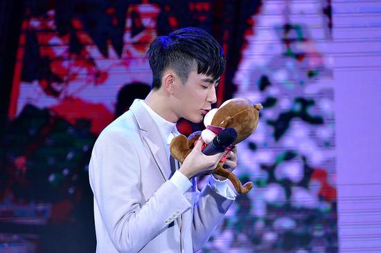 于朦胧为粉丝送礼献吻