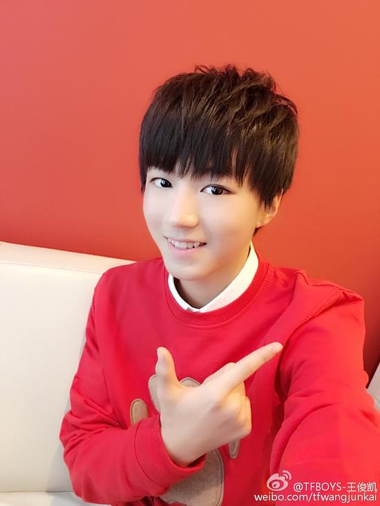 王俊凯新年音乐会为母校献唱 衣服呆萌|王俊凯|TFBOYS_新浪娱乐_新浪网