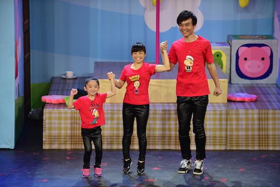 《家庭幽默大赛2》一家三口大秀钢管舞