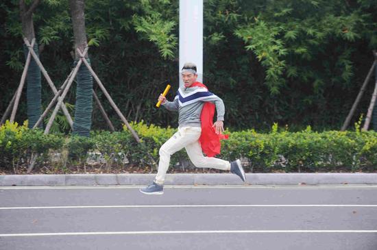 “速度担当”郑恺赶超电车