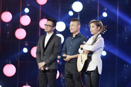 图:诗人董玉方搭档歌手许飞参加踢馆