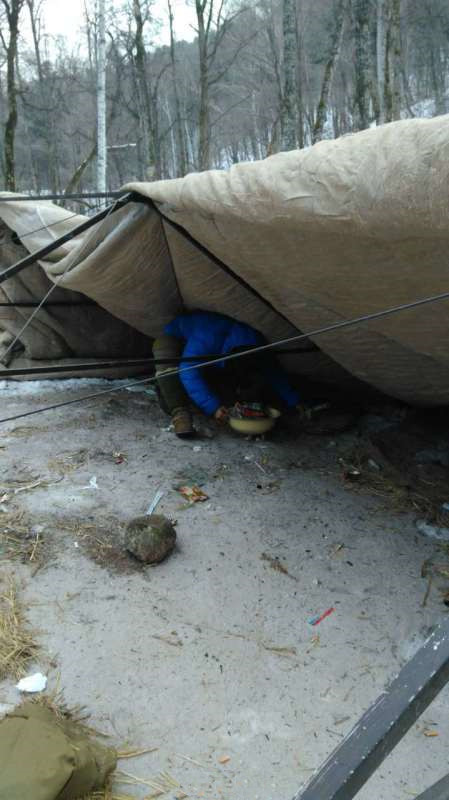 张睿钻到帐篷下捡垃圾