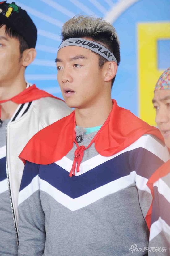 跑男3新年大作战模仿帝郑恺上演维密秀