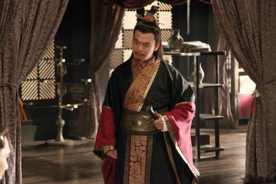 近日,霸屏多日的大型古装传奇巨制《芈月传》中樗里疾的饰演者宋佳伦