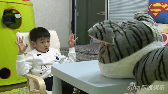 杨阳洋与玩偶对话