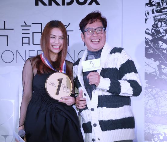 李幸倪签约环球唱片谭咏麟助阵发布会