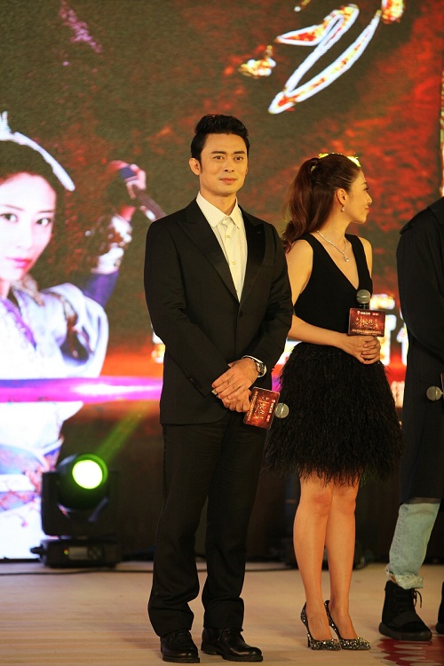 《蜀山战纪》樊少皇一手罩住赵丽颖巴掌脸