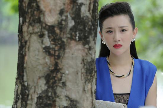 许多在《爱情碟中谍》中出演女强人朱笛