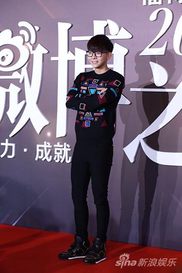 胡夏亮相微博之夜 斩获新力量男演员奖