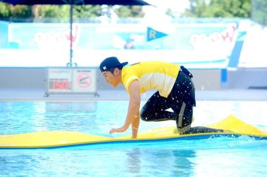 李晨迅速爬过水席