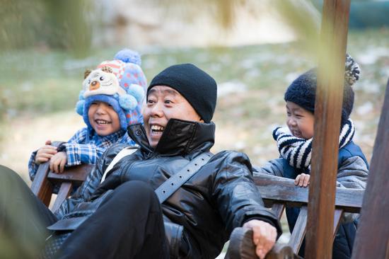 潘长江陪小石头和双胞胎玩