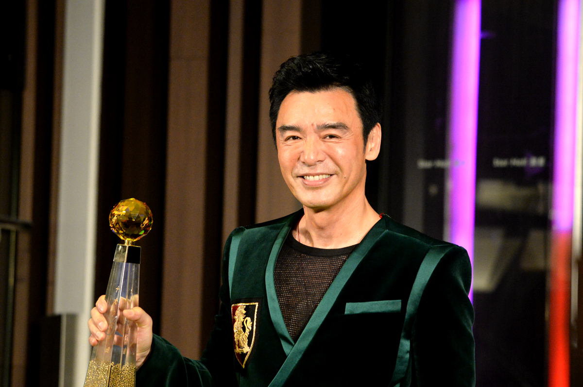 钟镇涛再度荣获金针奖 献唱致敬香港乐坛|钟镇涛|获奖|献唱_新浪娱乐_