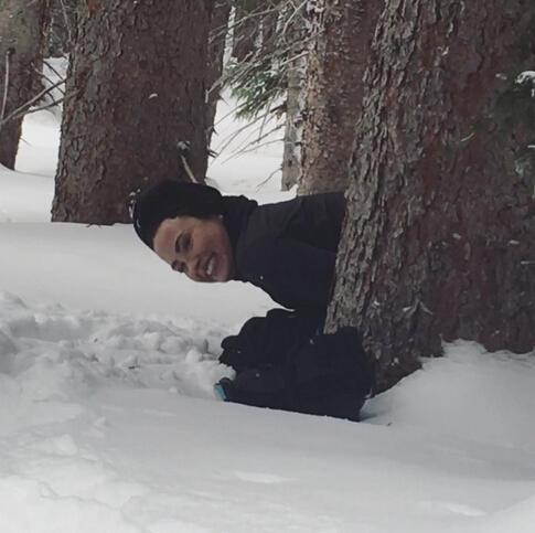 黛米洛瓦托玩雪地摩托车遇内急 树后如厕