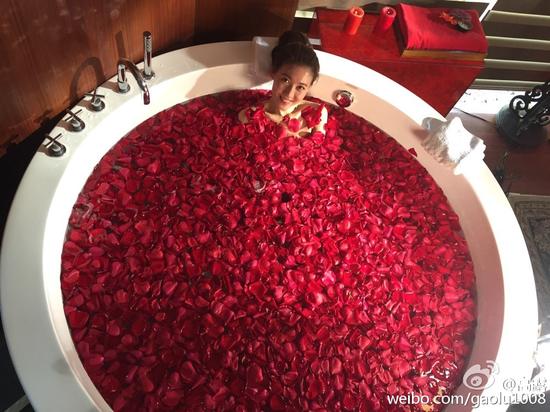 高露泡玫瑰浴趴在浴缸边上今日,高露[微博]在微博晒出入浴照,玫瑰花瓣