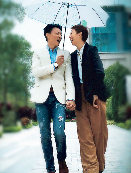 蔡少芬与张晋手拖手撑着雨伞漫步，表达8年来风雨同路。