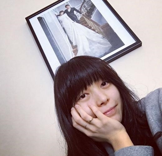 wondergirls原成员闵先艺今天在sns发自拍照,庆祝了自己结婚三周年