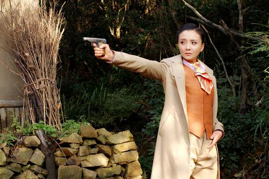 孙茜《红色护卫》转战横店自曝真枪实弹