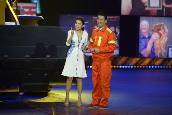 郭凯师傅挑战装载机开酒瓶