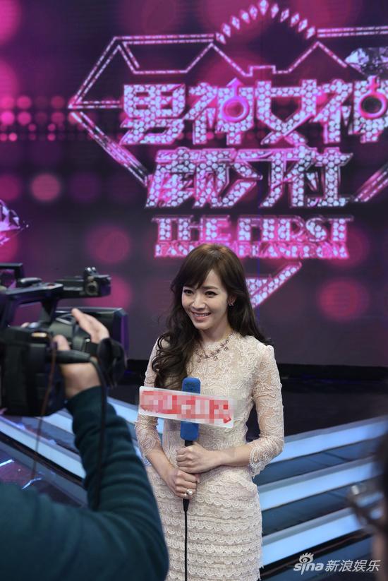 侯佩岑谈前任婚礼处理方式红包到人不到