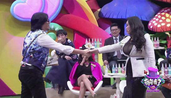 高晓松握手感谢女选手