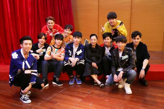 黄绮珊调教小兄弟 张逸杰秒变表情包boy|张逸杰|黄绮珊|天天向上_新浪