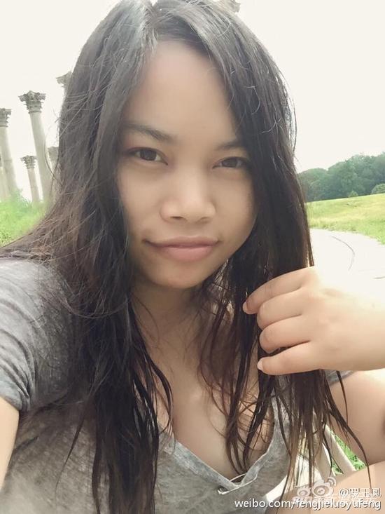 凤姐周末出游曝"胸器"自拍 引网友调侃