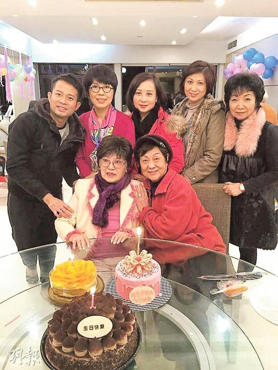 李香琴84岁生日，寿星悉心打扮做Pink Lady，干女儿关菊英（后排左二）与一众好友齐祝寿。
